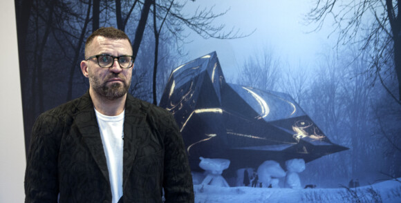 Bjarne Melgaard på sjarmoffensiv for å vise publikum sitt omstridte «dødshus»-prosjekt